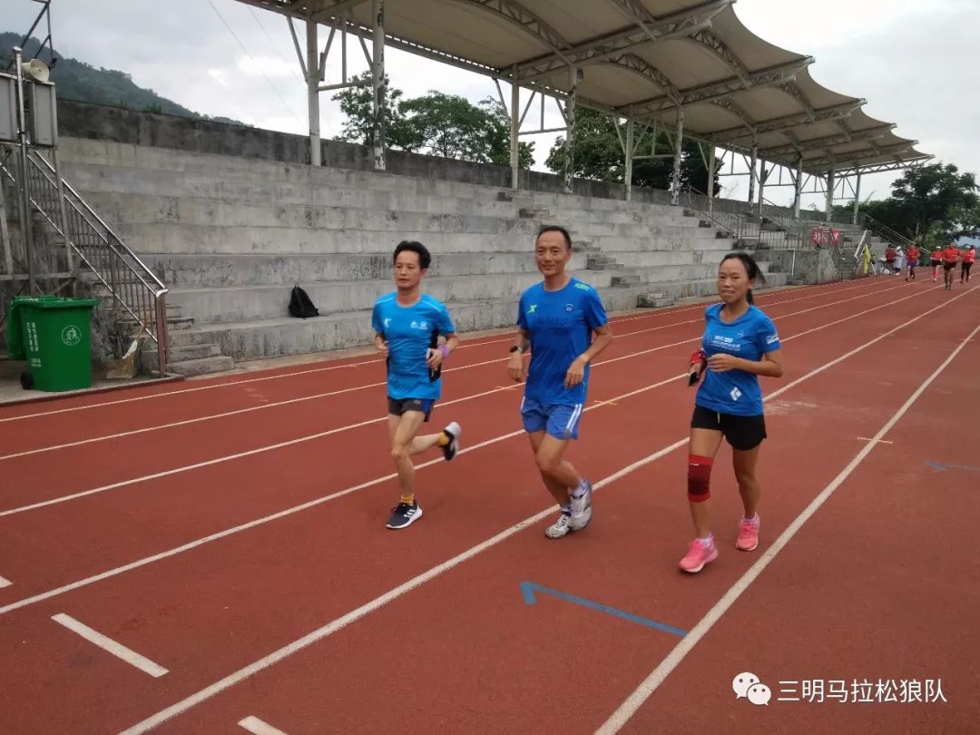 极速竞技-包含胶东朱雀队鏖战祁连战狼队，马拉松友谊赛火力全开，转换速度占优。禁区内连续解围的词条
